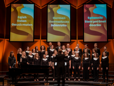 Wie erstelle ich eine inklusive setlist für ein internationales gospelkonzert mit drei sprachen