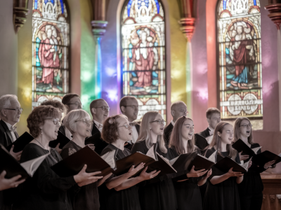 Wie kombiniert man traditionelle hymnen mit modernen beats ohne die wörtliche botschaft zu verlieren