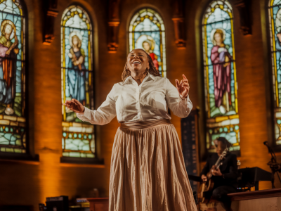 Wie finde ich lokale gospelsängerinnen auf instagram und lade sie respektvoll zu einem benefit-konzert ein